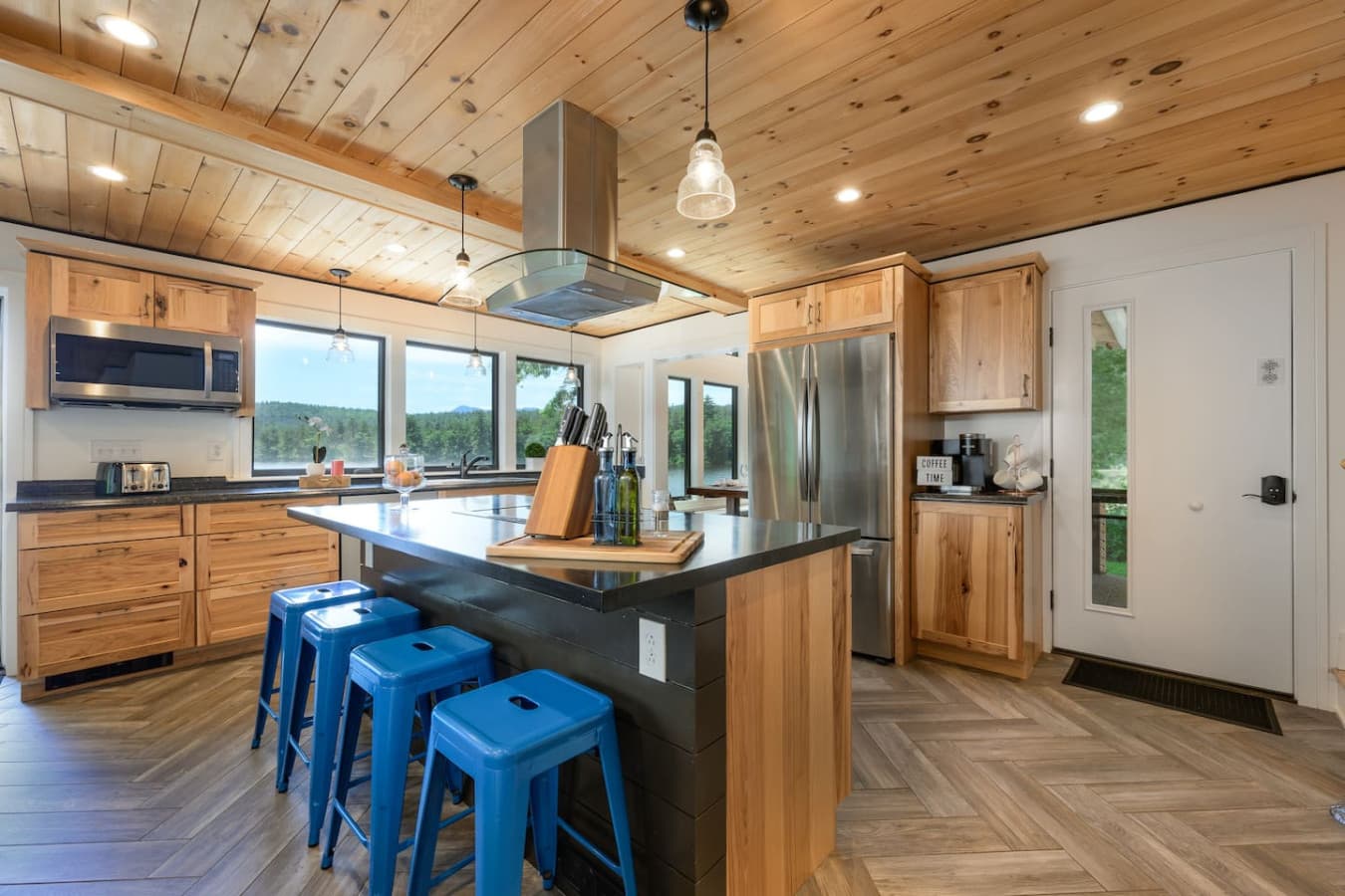 Gather in our spacious kitchen, featuring an oversized island with seating for 4 and breathtaking panoramic views of the water and mountain. It’s the perfect spot for making memorable meals, conversations, and enjoying the scenery.