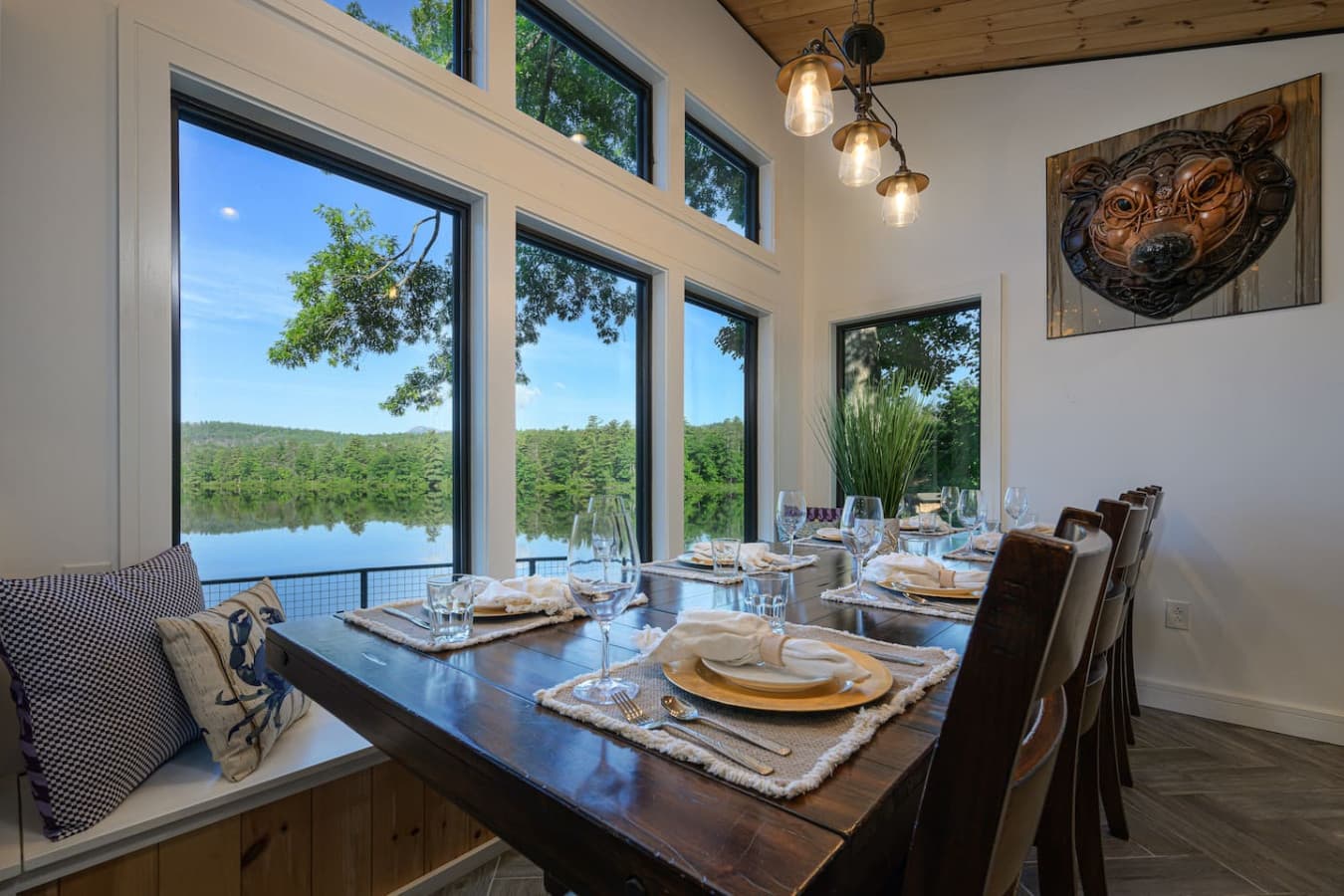 Gather around the table for 10 with sweeping water and mountain views that make every meal feel special. From slow breakfasts to holiday dinners and late-night conversations, this is where your group comes together.