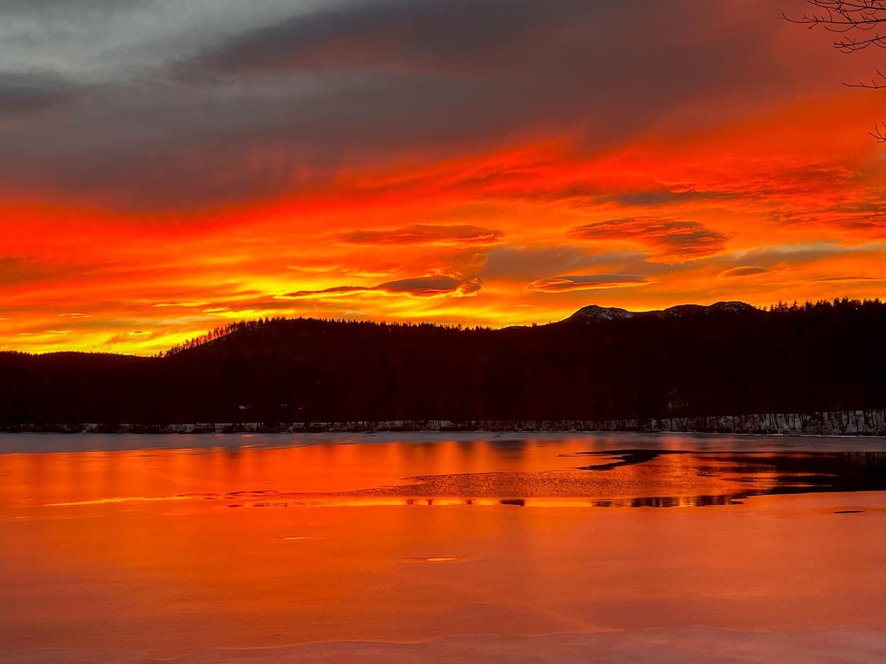 And then there are the unforgettable nights, when the sky catches fire in brilliant orange and red, turning the water into a mirror of color and giving your stay the kind of ending that feels cinematic. This is why you’ll book.