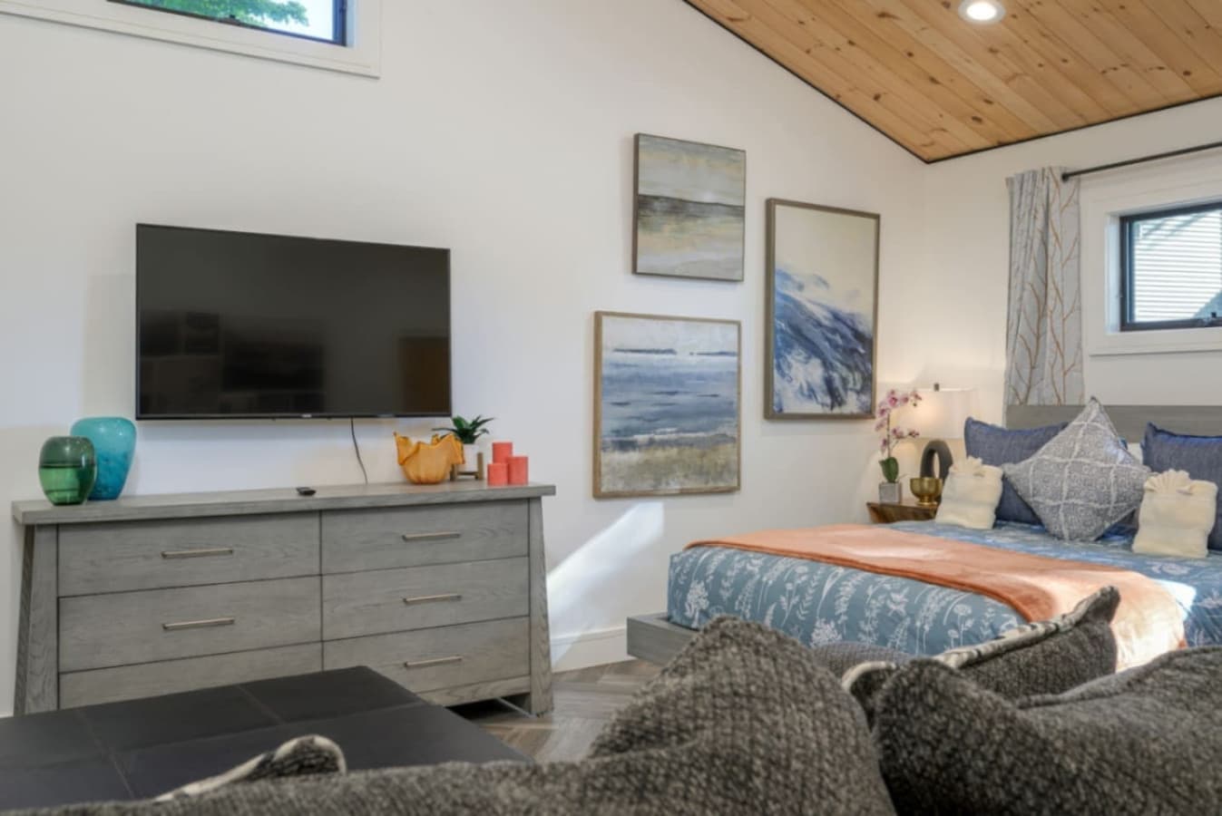 Designed for easy, comfortable stays, this spacious double-queen room is ideal for slow mornings, afternoon rests, or quiet nights in. It offers the kind of privacy and comfort that makes settling in feel effortless.