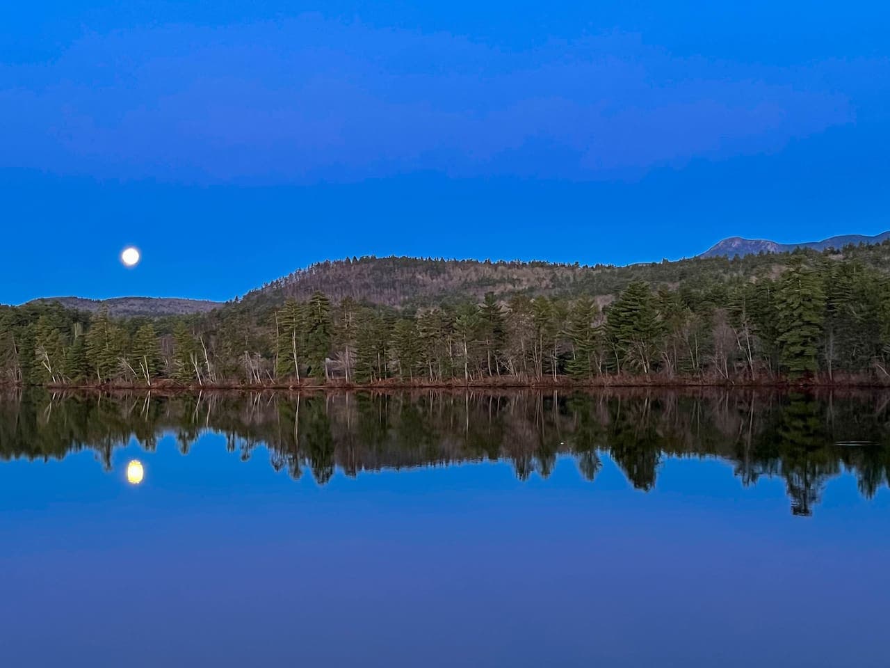 On clear nights, the water turns glassy and still, reflecting moonlight and mountain views in a way that feels almost surreal—a peaceful, unforgettable backdrop to the end of the day.