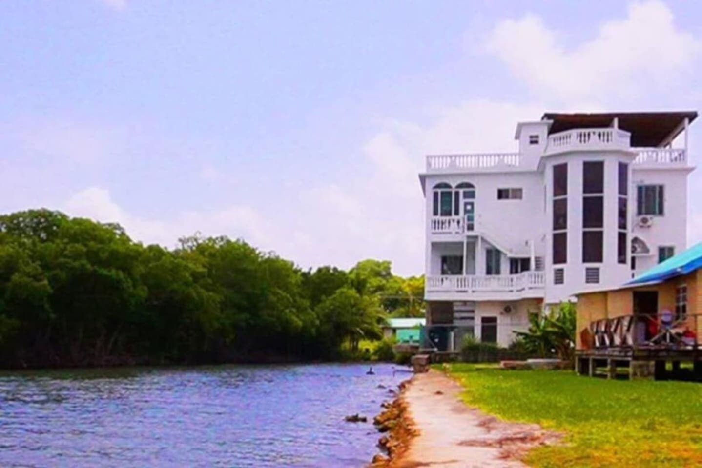 Relax in this spacious Sea View waterside studio located within this stylish Sea View waterside villa overlooking the breathtaking Caribbean Sea!