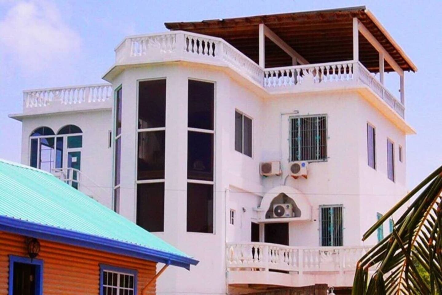 Relax under this spacious, panoramic Roof Terrace located on top of this stylish Sea View waterside villa overlooking the breathtaking Caribbean Sea and lush mangrove forest!