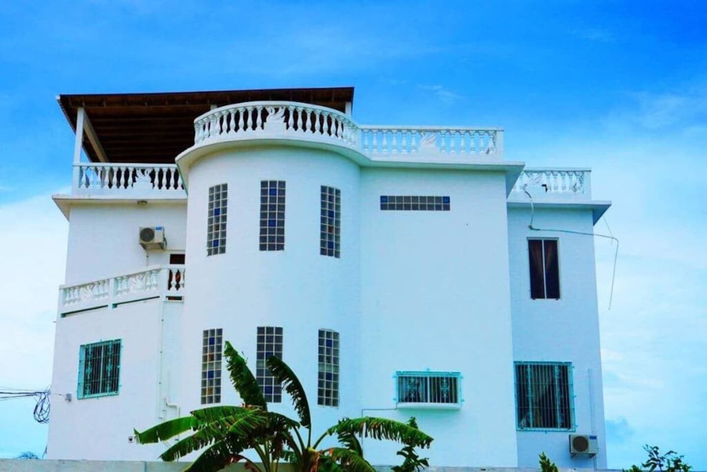 Relax in this spacious Sea View waterside studio located within this stylish Sea View waterside villa overlooking the breathtaking Caribbean Sea!
