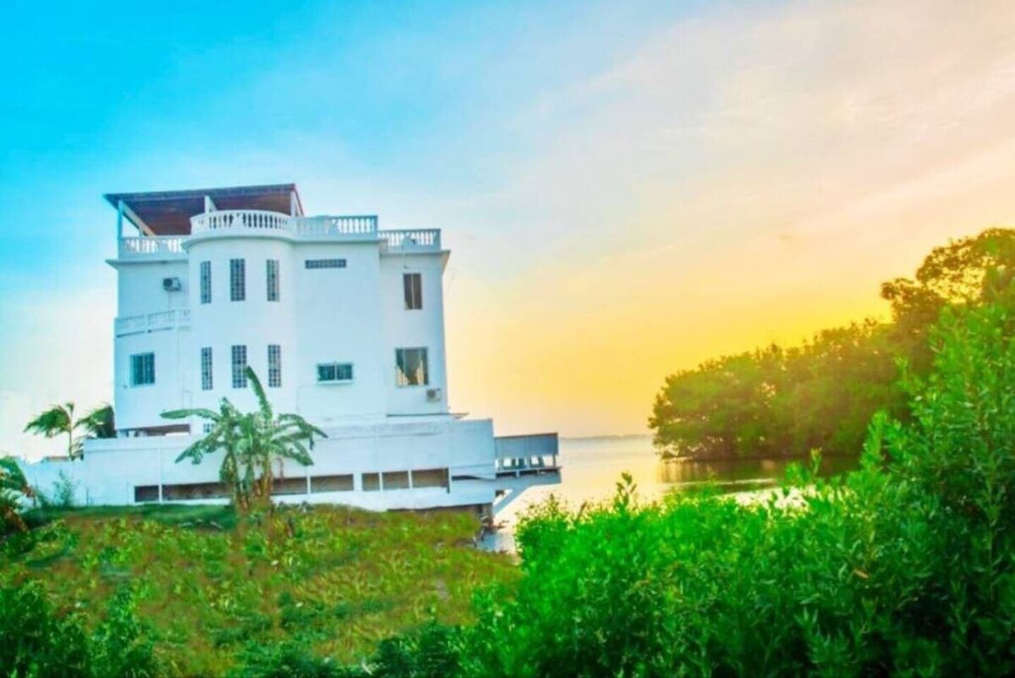 Relax in this ground floor Sea View studio located in this stylish Sea View waterside villa overlooking the breathtaking Caribbean Sea!