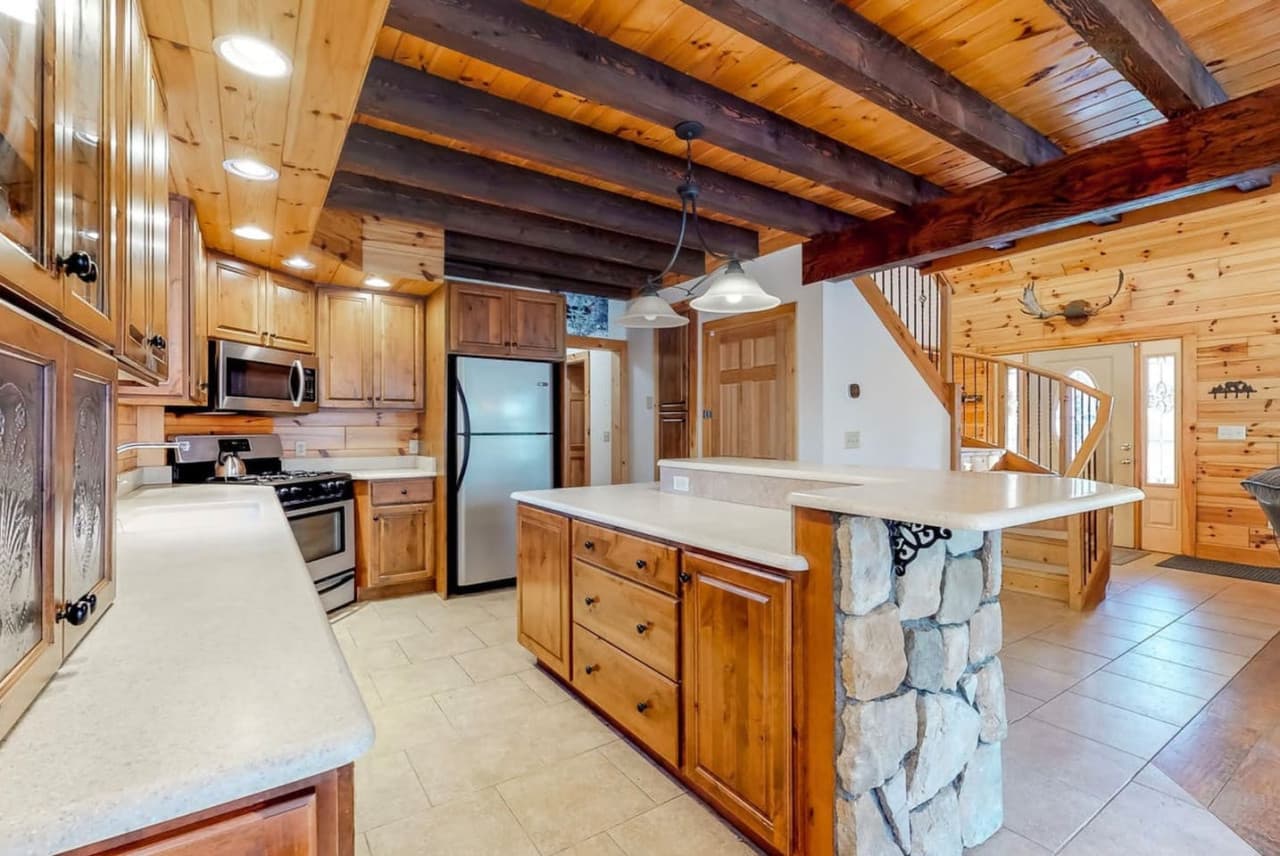 There is a New much larger stainless steal refrigerator, Dishwasher and oven installed.! 
New fridge has 2 separate ice makers.