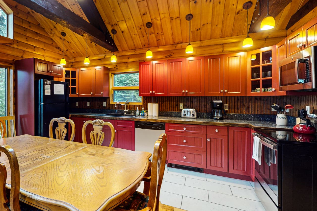 Kitchen 2.jpeg