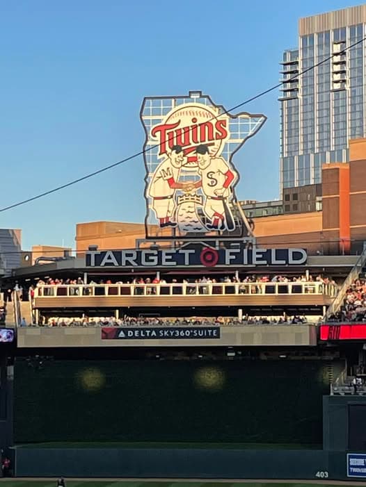 15 mins to Twins Stadium- Target Field