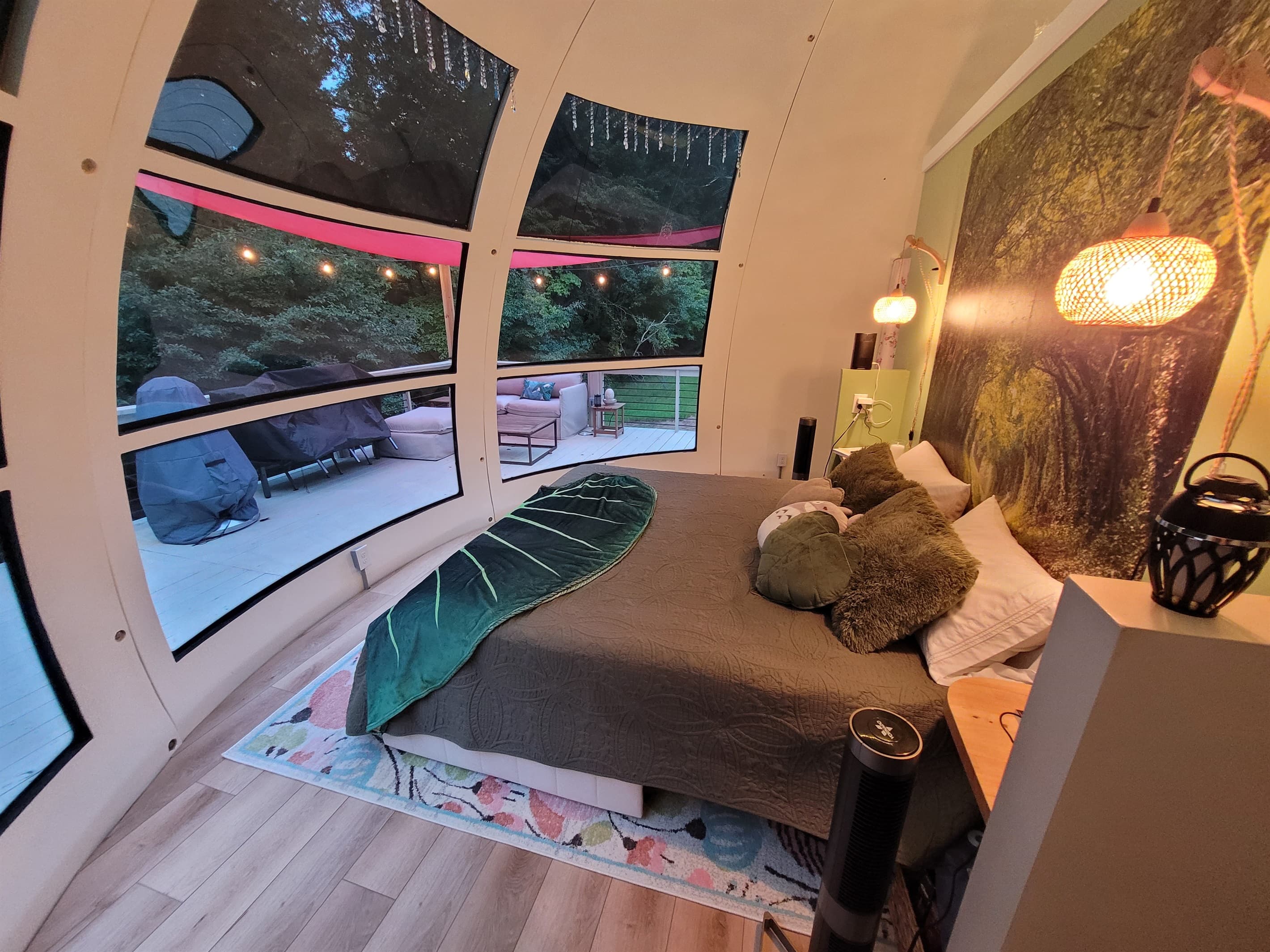King size bed with panoramic view to the deck