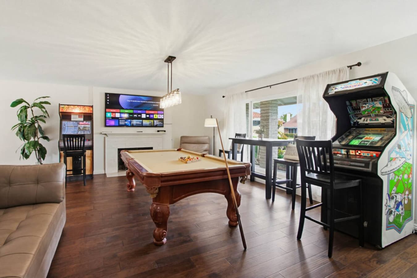 Fun game room w/ pool table, arcade machines & TV for laid-back entertainment indoors