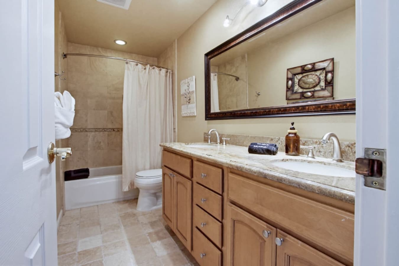 Spacious bathroom w/ double sink vanity & large mirror for getting ready
