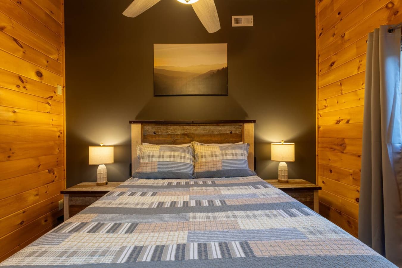 Farmhouse Chic: Carefully selected antique touches meet modern comfort for a perfect night’s sleep.