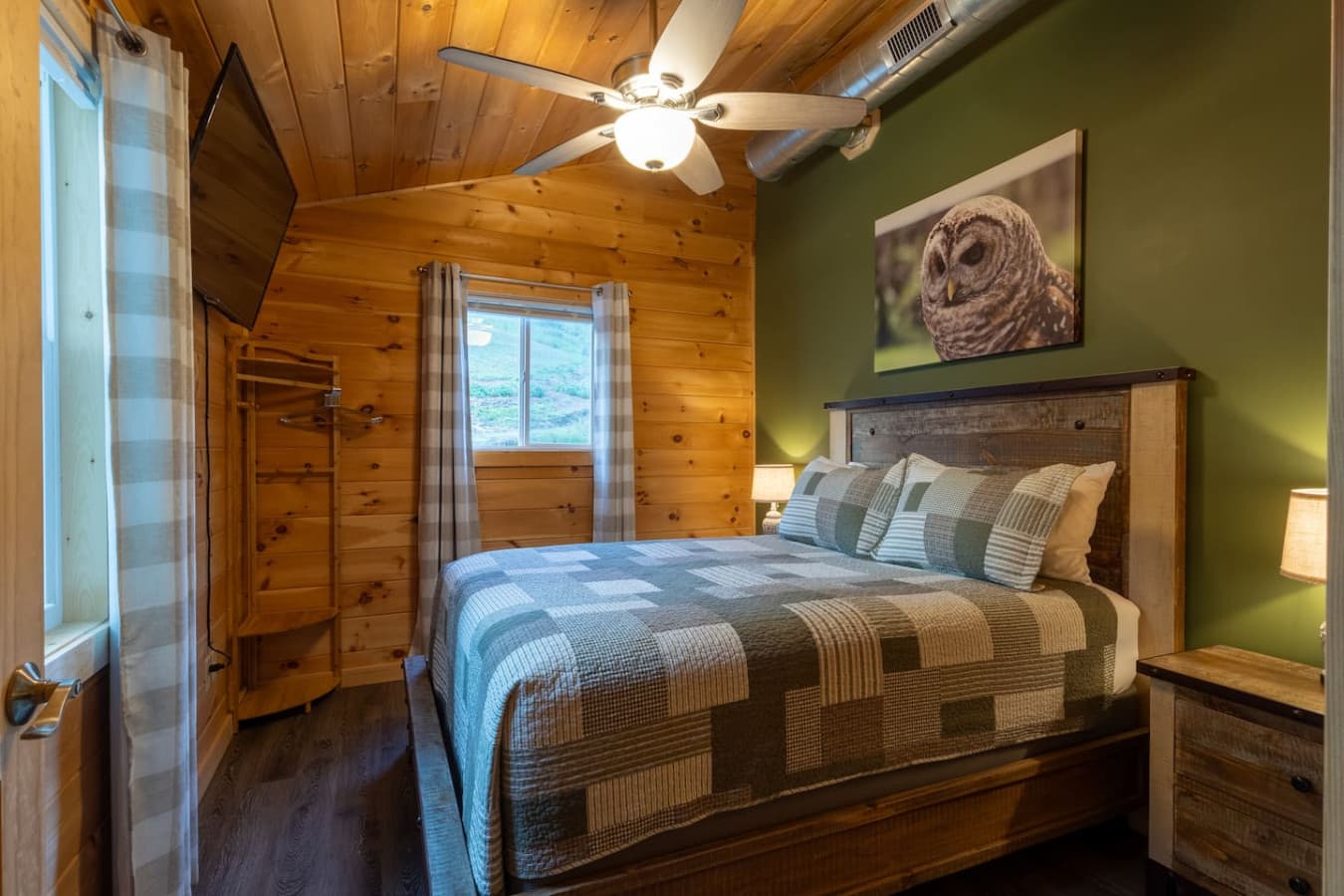 Cozy Character: Unique decor and warm wooden accents create an inviting, boutique-hotel feel.