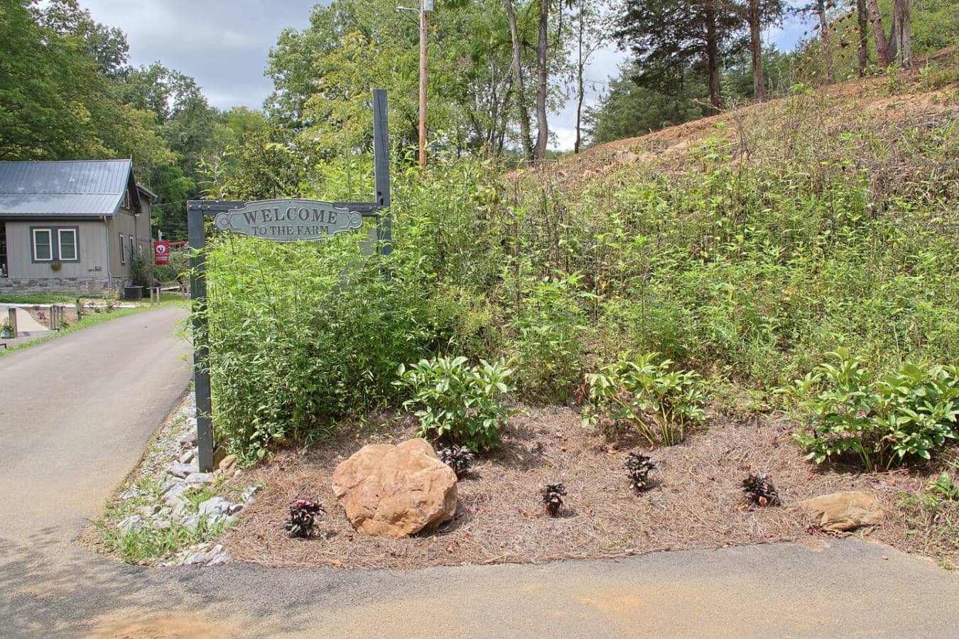 The entrance just before reaching the farm house
