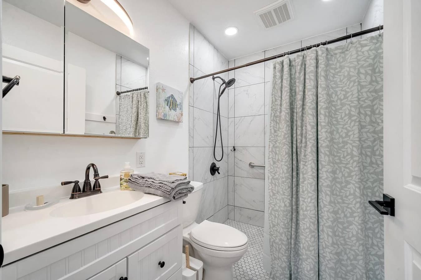 This bathroom is inside to bedroom 4