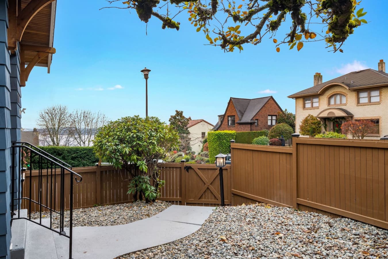 ENTRANCE: A wooden fence provides privacy for guests, with an ideal height that still allows you to enjoy the charm of the neighborhood and the architecture of other houses.