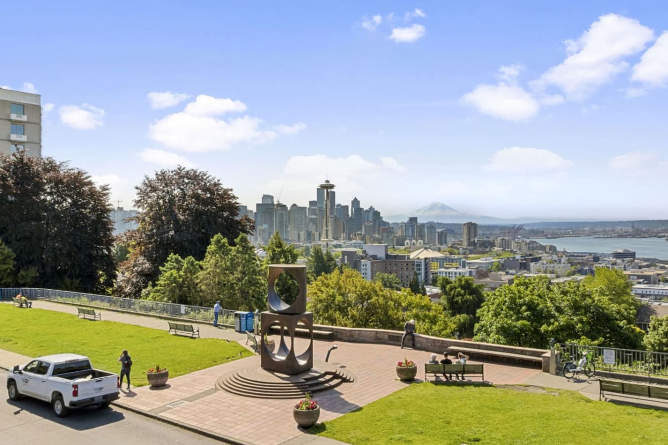 Kerry Park is the place to go. Perched on Queen Anne Hill, this small park offers a breathtaking panoramic view .