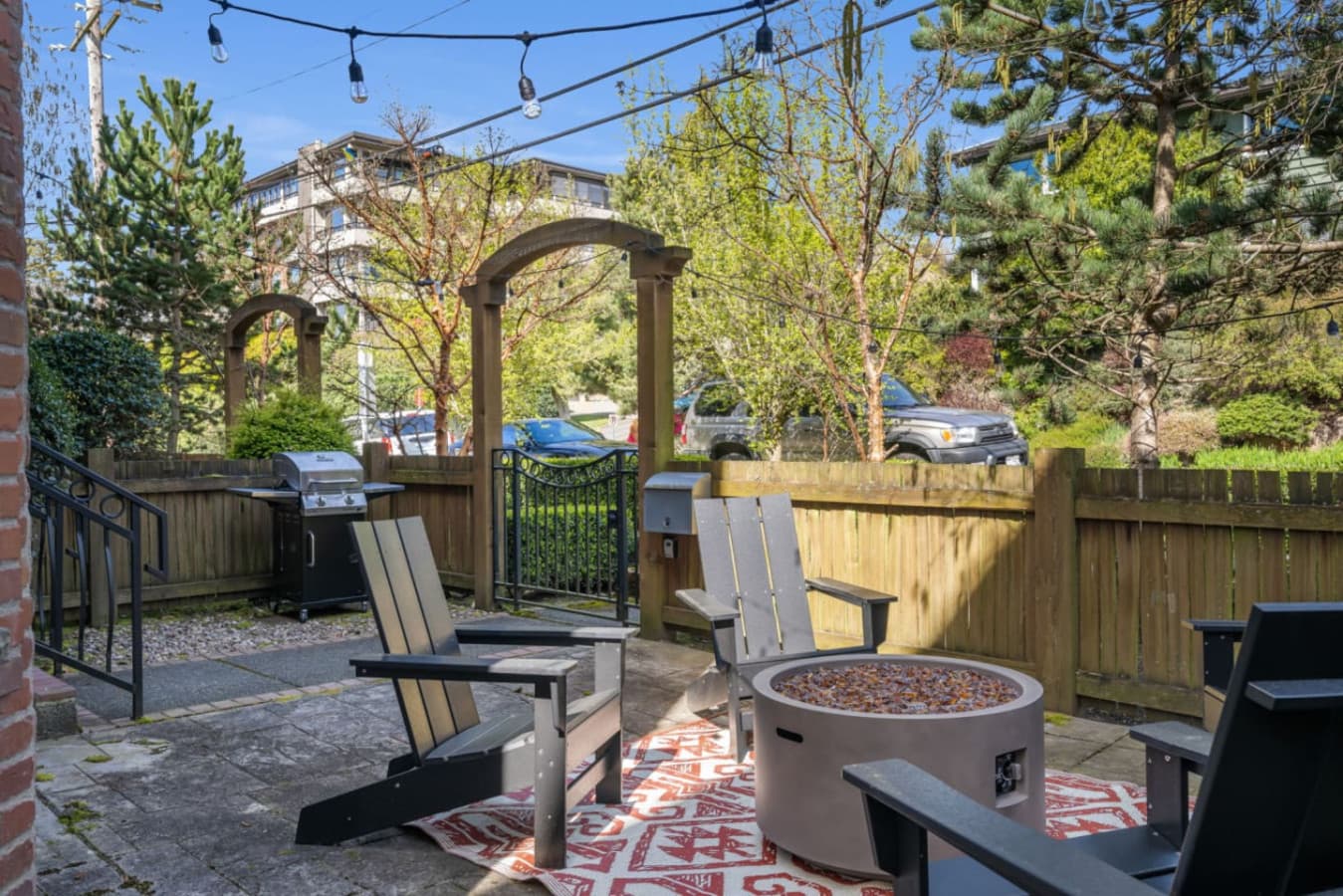 Entrance courtyard: Fully-fenced ground-floor patio with a fire pit and patio chairs- a great place to enjoy the fresh Pacific Northwest air!