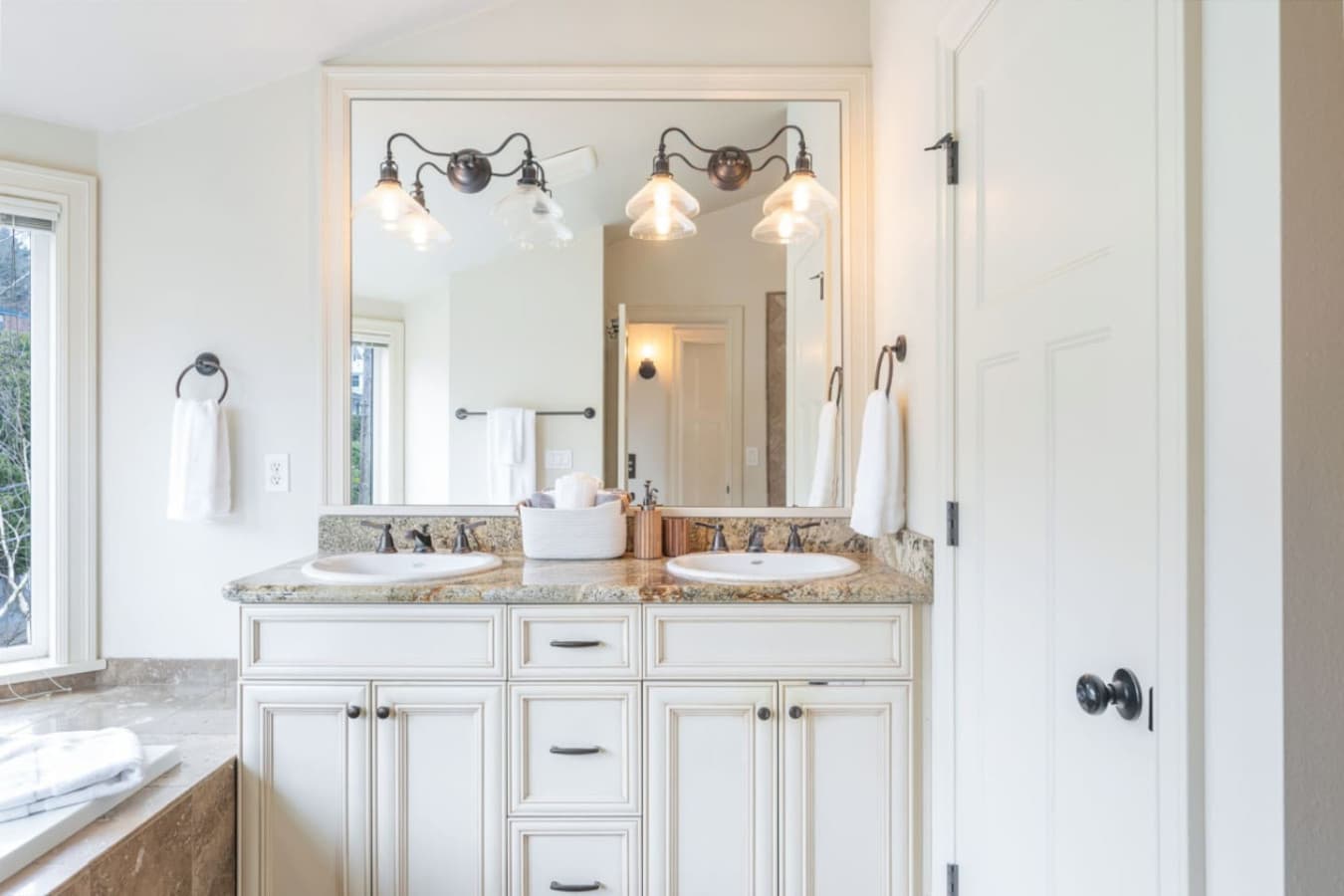 Double sinks in the en suite bathroom!