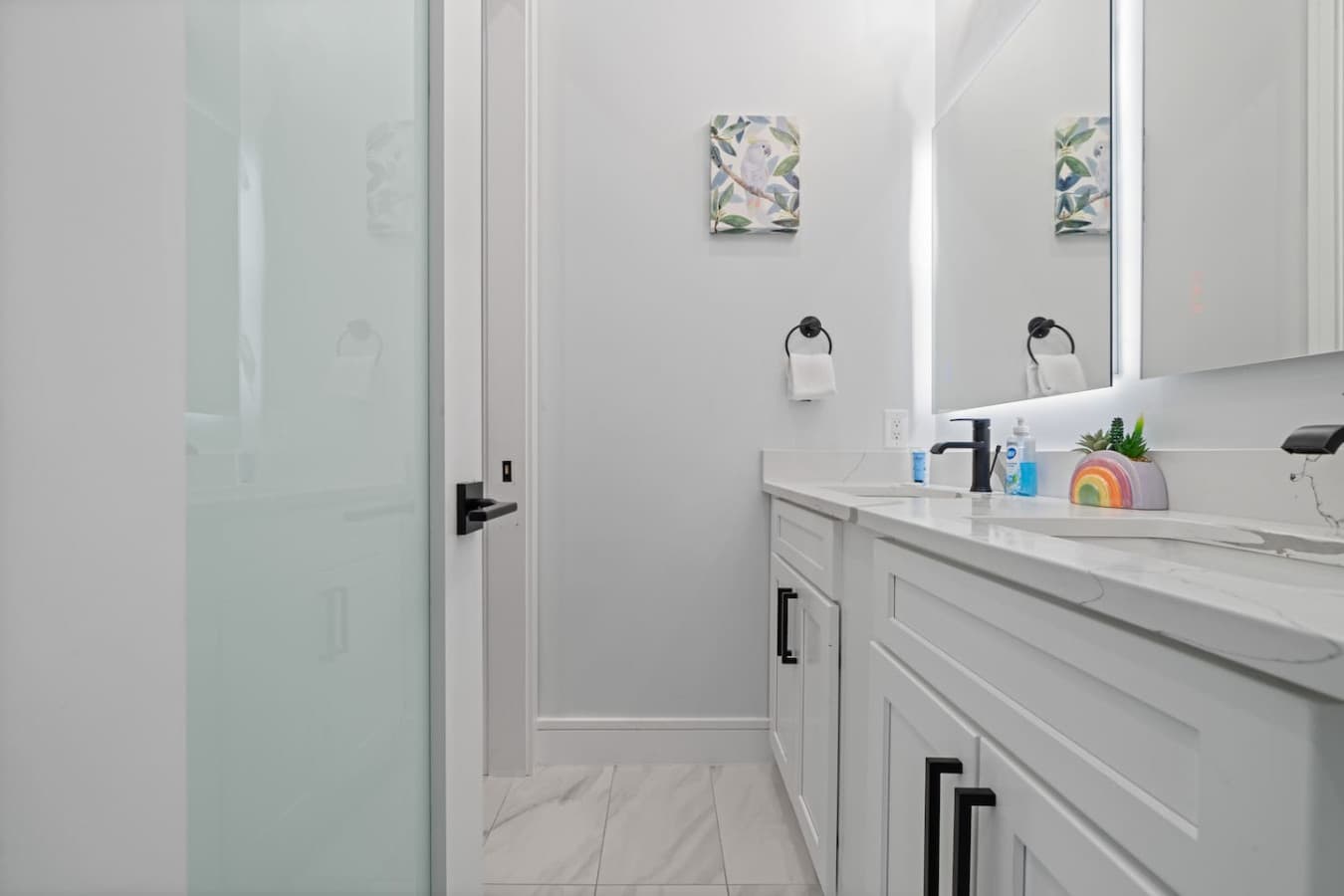 Spacious en suite bathroom upstairs
