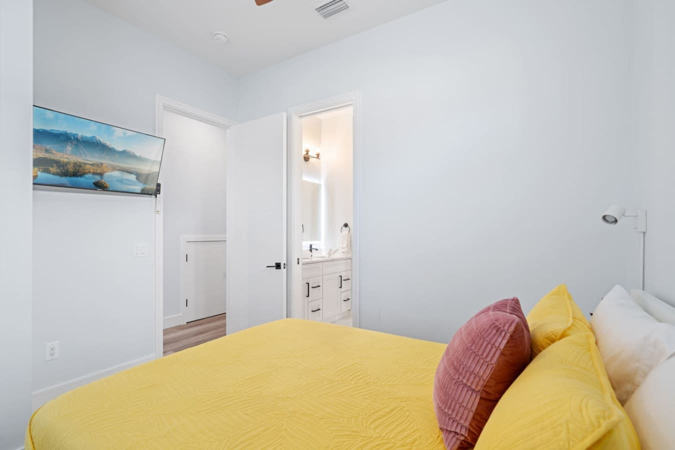 The other queen bedroom downstairs with a jack and jill bathroom