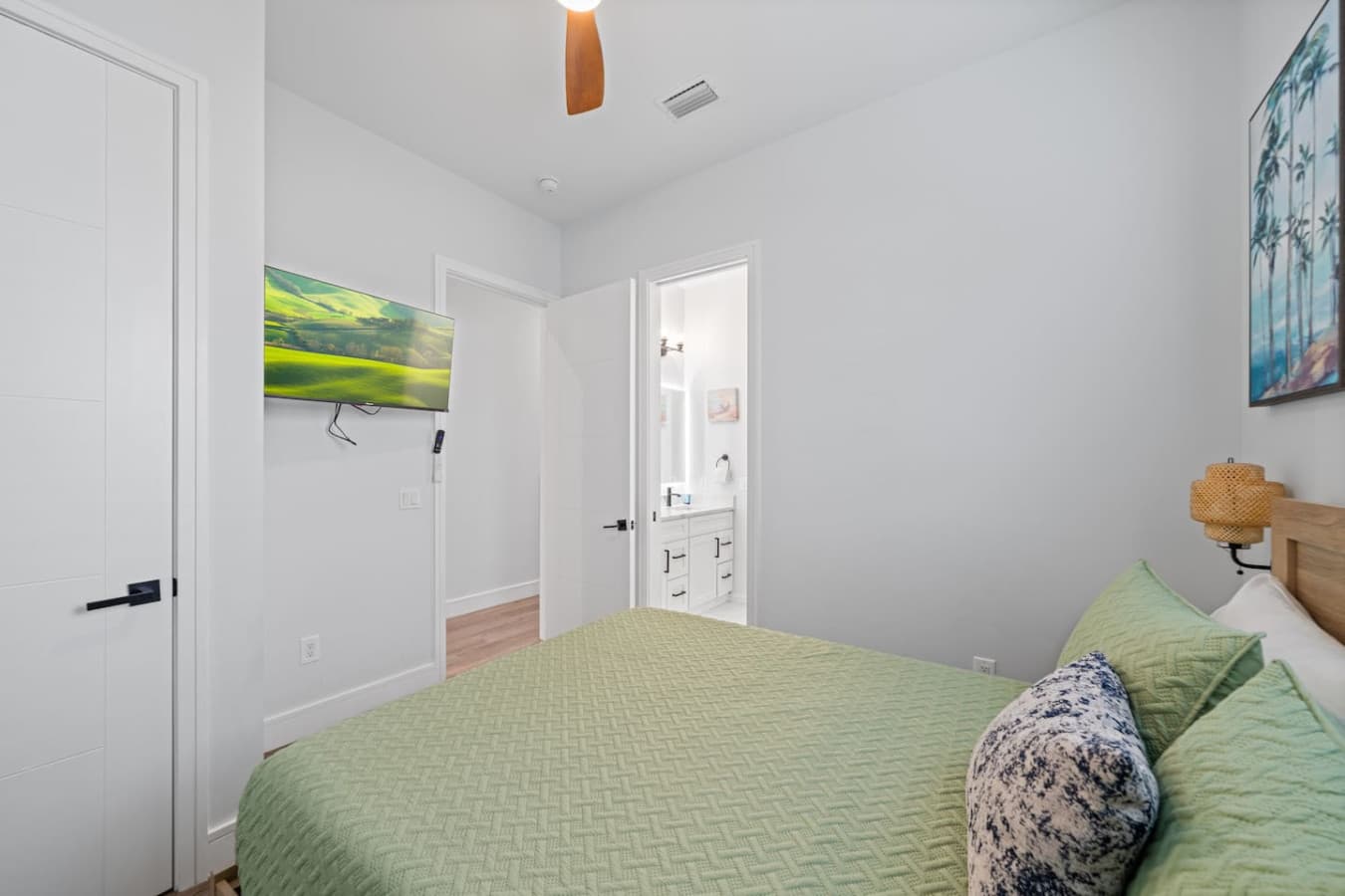 Queen bedroom with a jack and jill bathroom