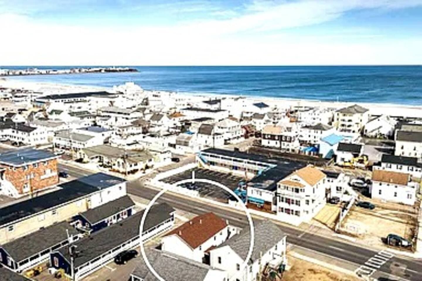drone view showing distance from the apartment to the beach. It's just about one block!