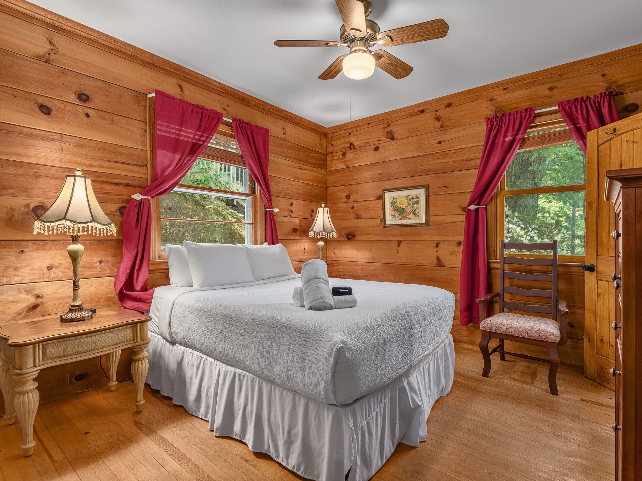 Master bedroom (with en-suite bath)