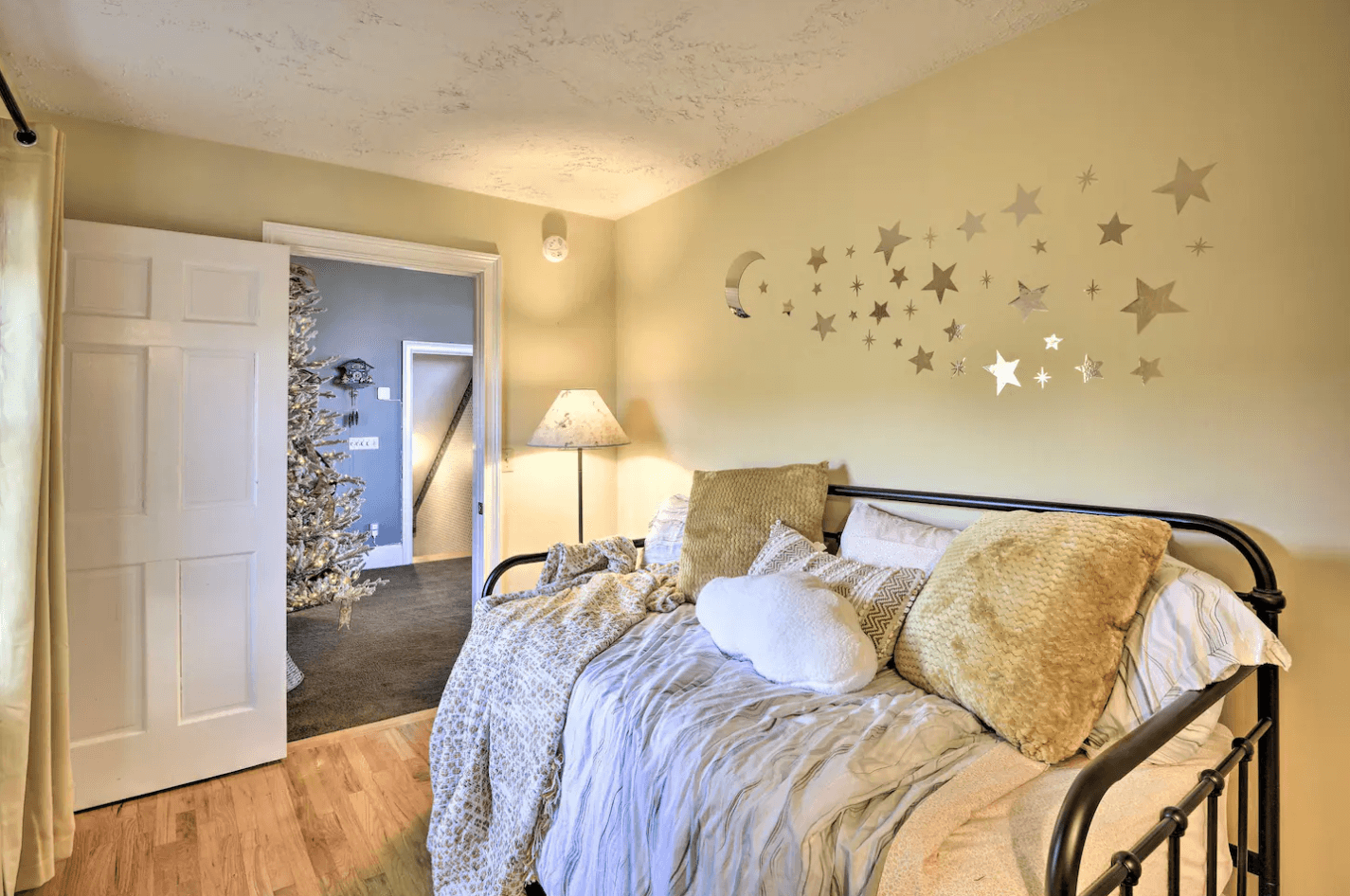 2nd floor Bedroom with single beds