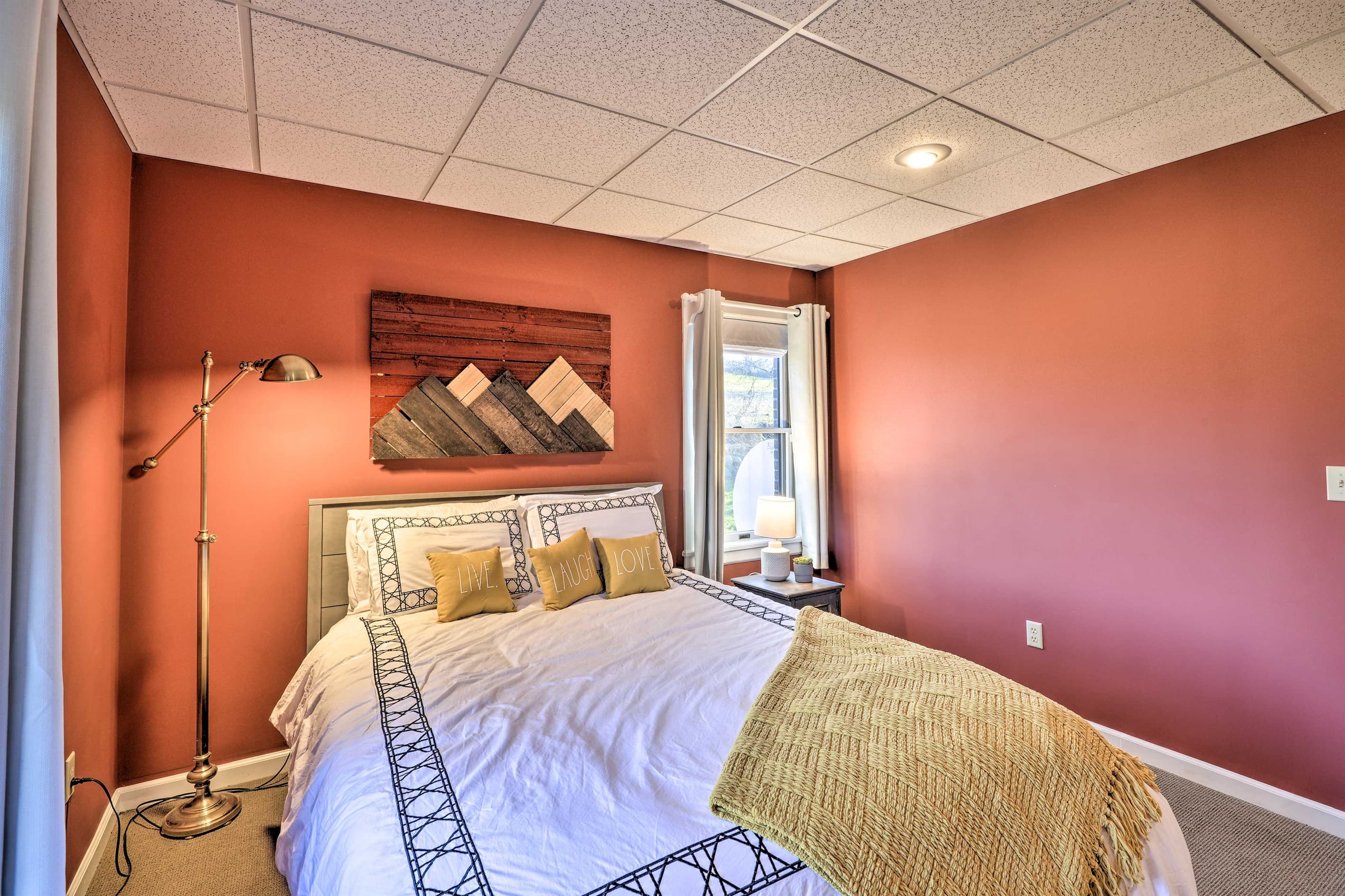 Queen Bedroom 1st Fl