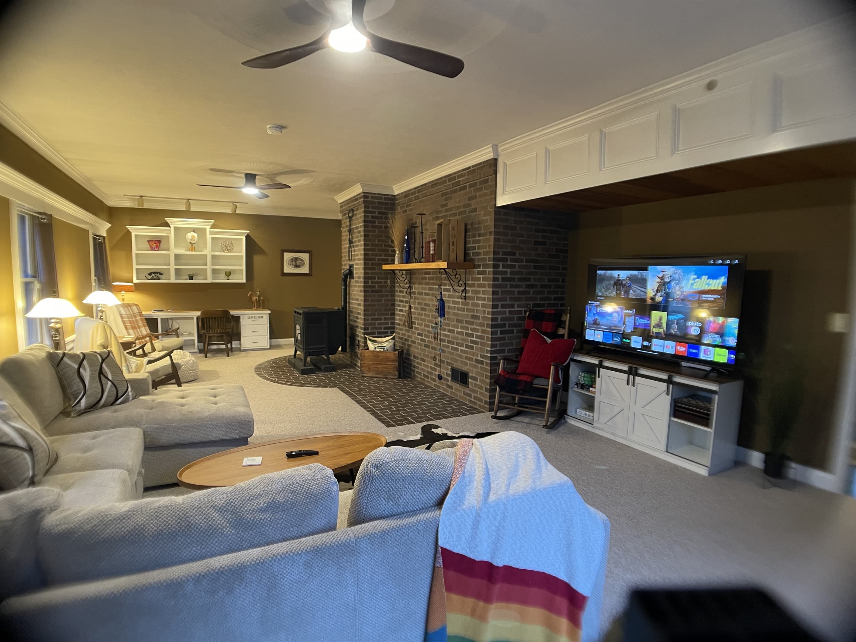 Ground Floor living room Sleeper/Sofa & 65" TV