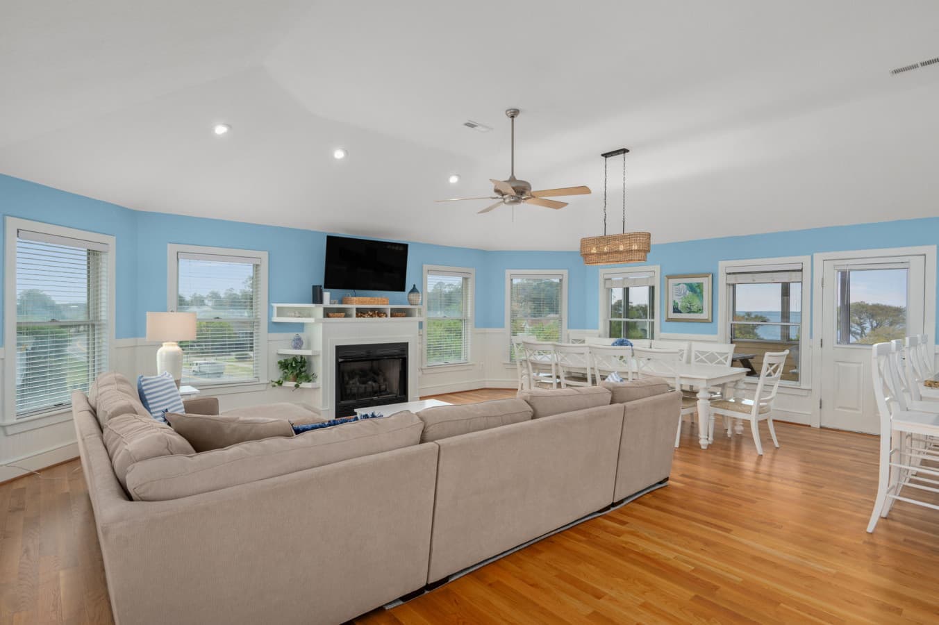 8-web-or-mls-1056-Beacon-Hill-TL-Living-V3.jpg