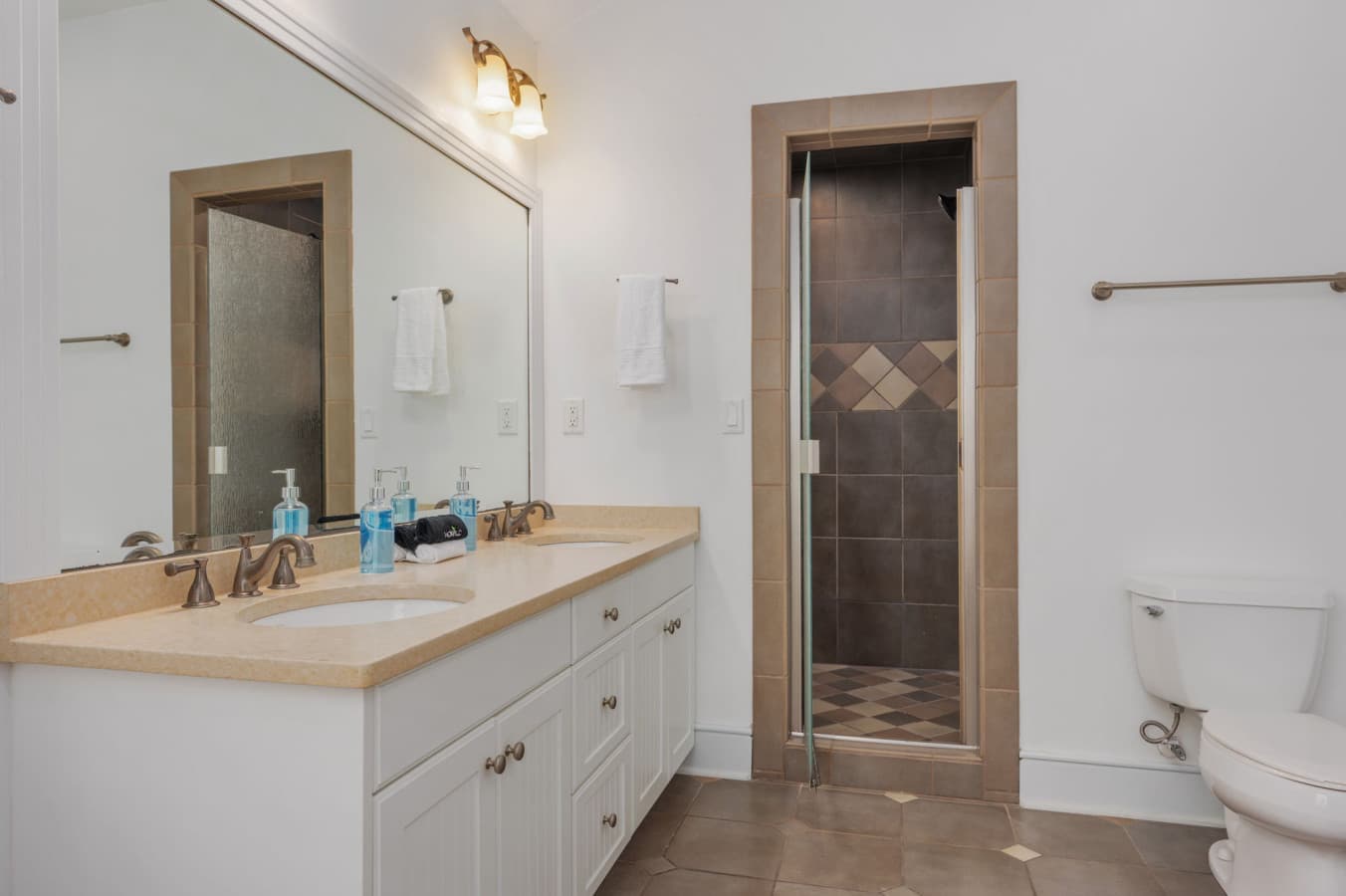 34-web-or-mls-1056-Beacon-Hill-TL-BR6-Private-Bath-V2.jpg