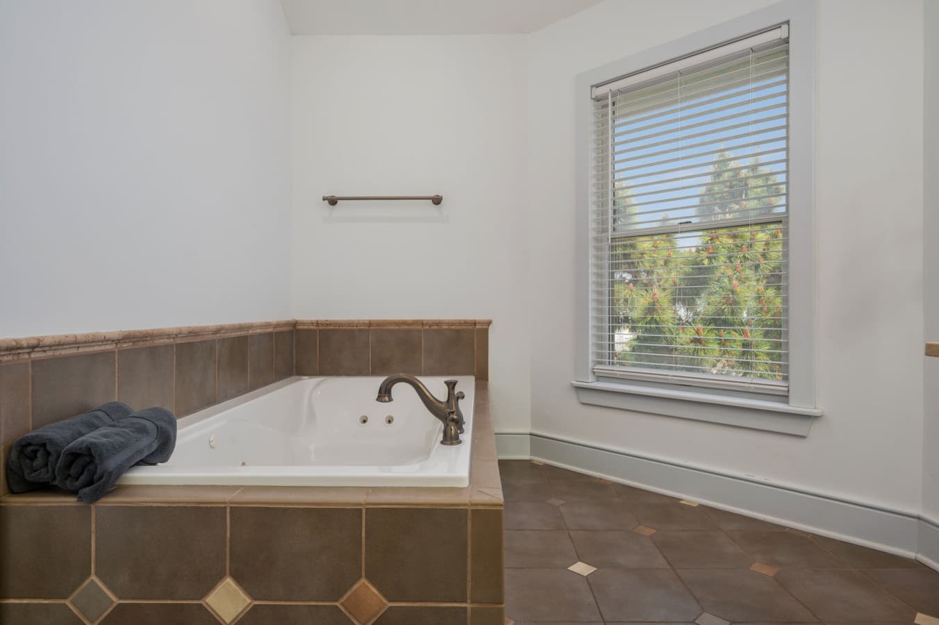 36-web-or-mls-1056-Beacon-Hill-TL-BR6-Private-Bath-V4.jpg