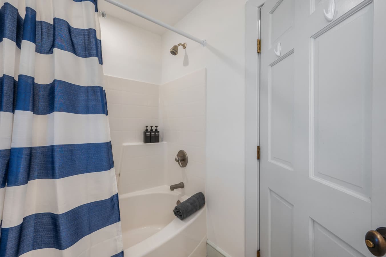 48-web-or-mls-1056-Beacon-Hill-ML-BR5-Private-Bath-V2.jpg