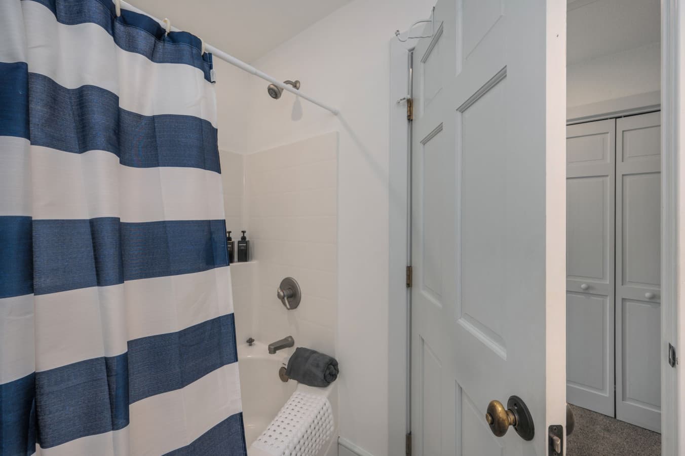 57-web-or-mls-1056-Beacon-Hill-ML-BR3-Private-Bath-V2.jpg