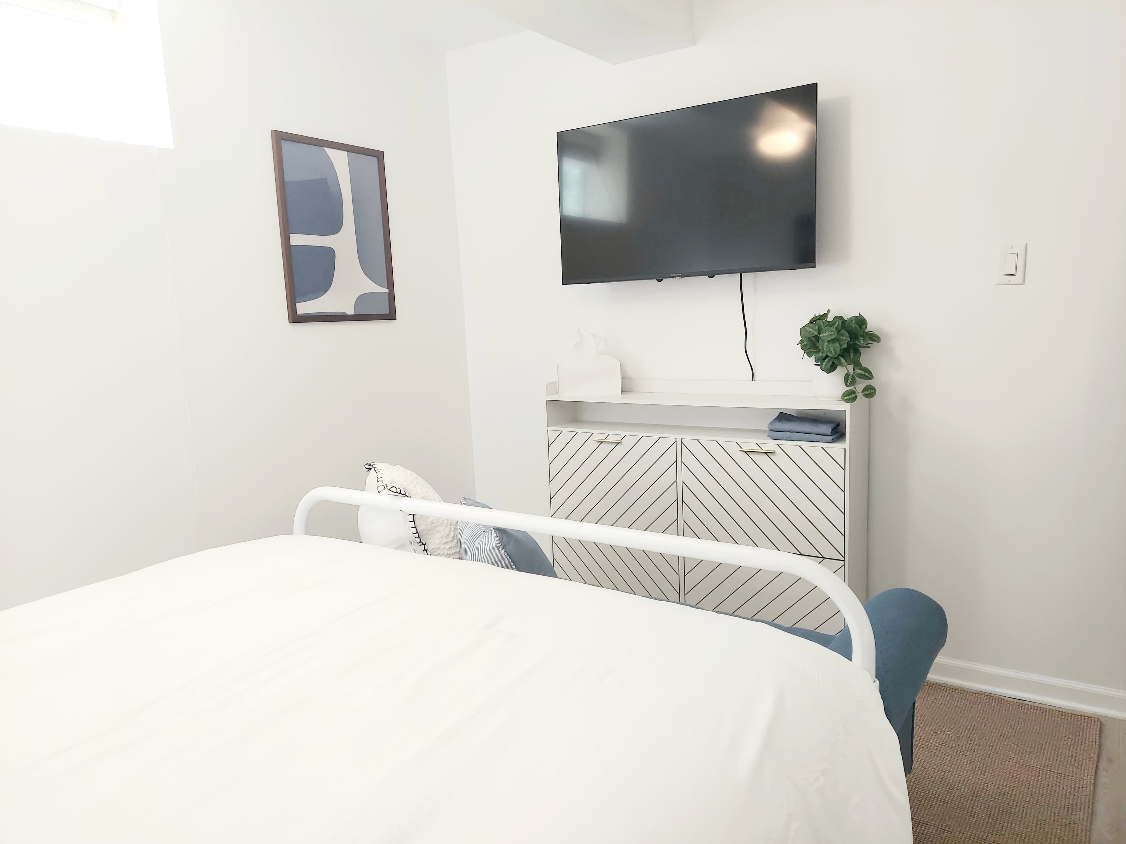 Queen Bedroom w/Smart TV