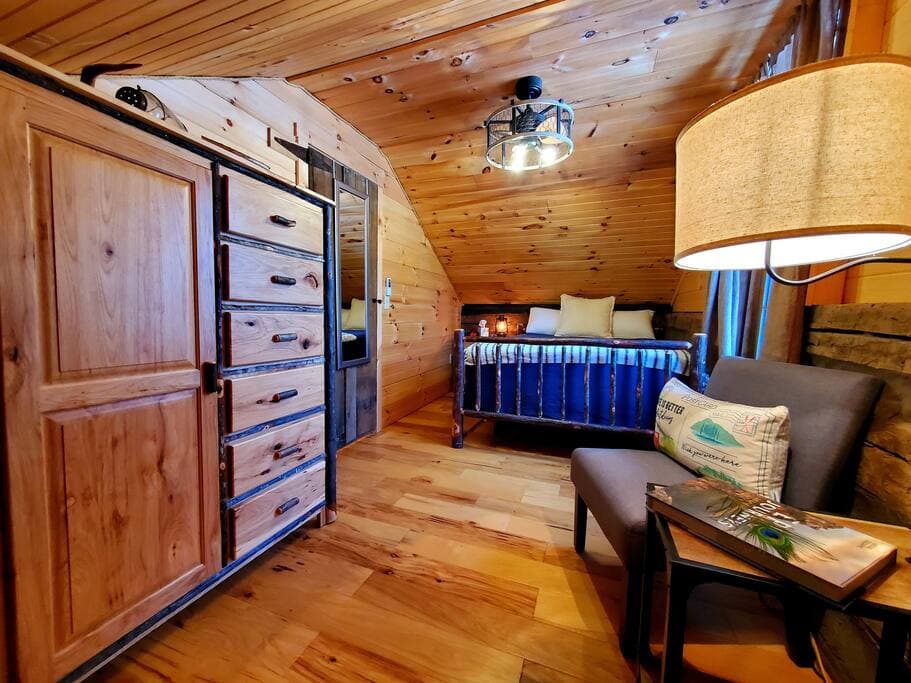 Upstairs-Master Bedroom with Queen Bed