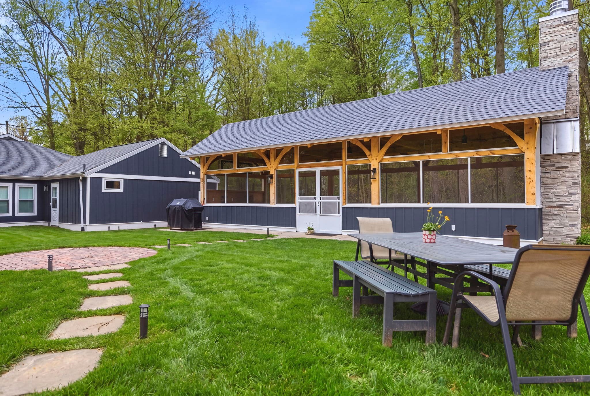 An additional dining option outside the pavilion.