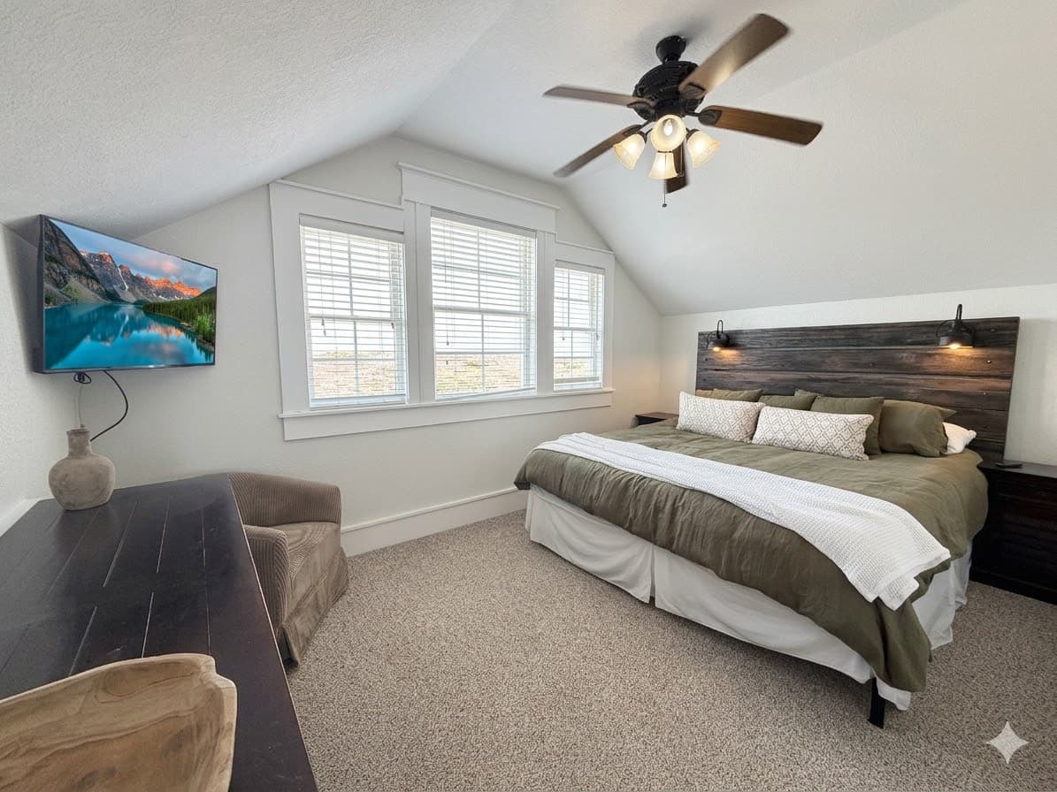 Mark Twain Guest Suite — King Bed with Natural Light | Event Accommodations | Corolla 4x4, OBX