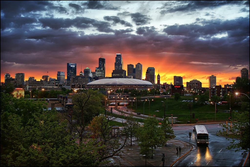 10 mins to Downtown Minneapolis 