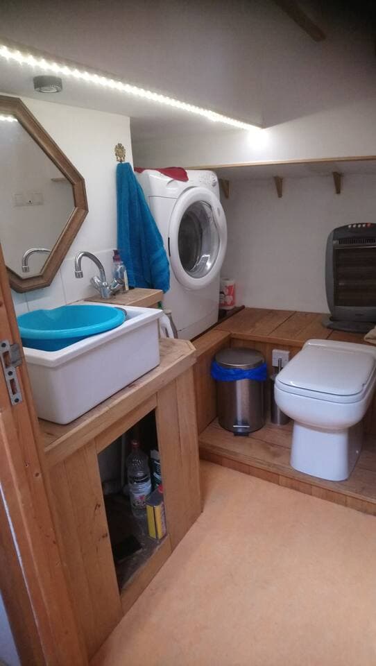 The washing machine is for 5KG loads.  Powder is provided. Drying rail is in the saloon.