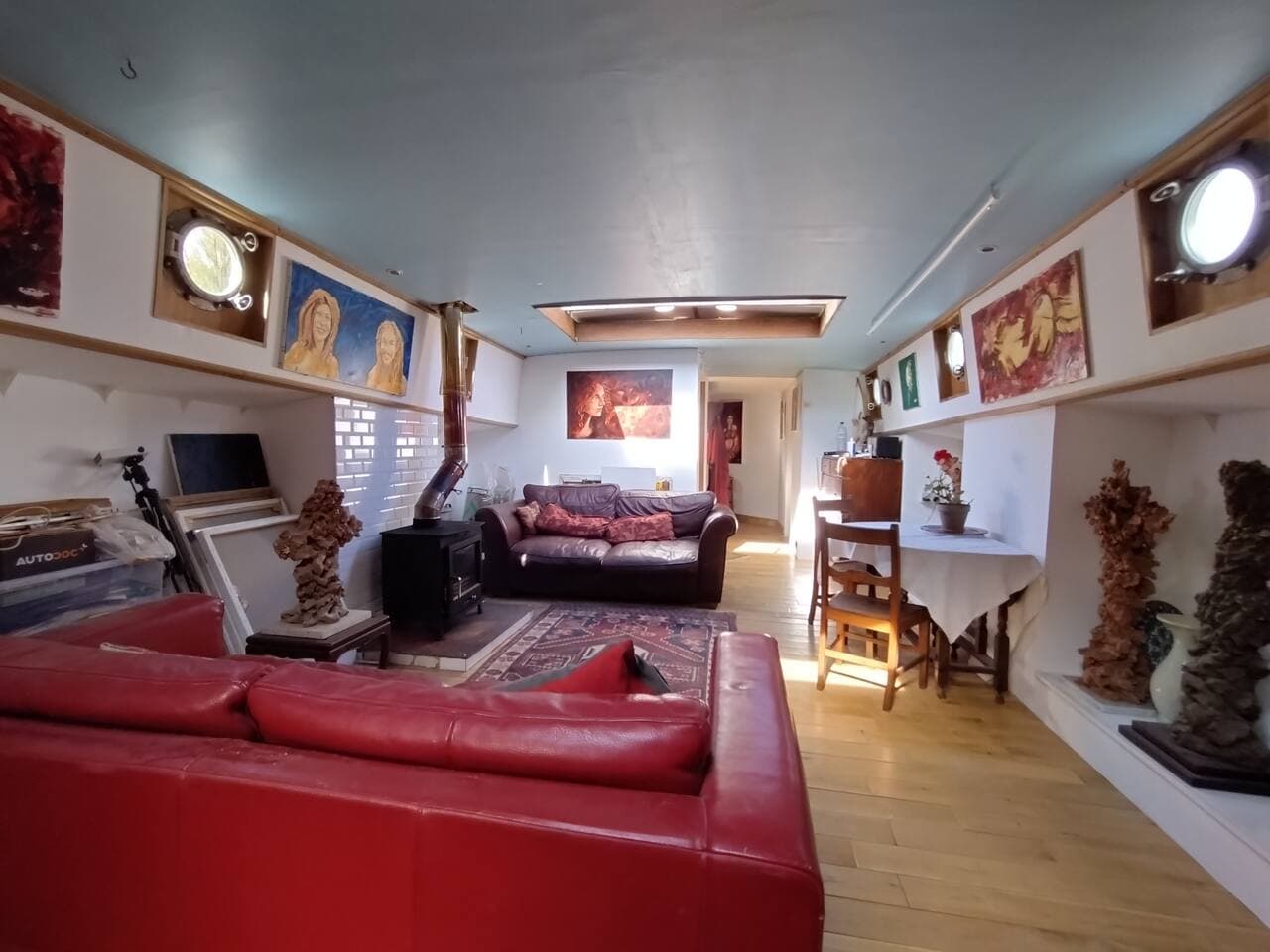 The saloon has an old world charm!!  Oaken floor, leather sofas...antique table and chairs... An opening skylight and as soon as you enter you are surrounded by intriguing paintings, sculptures and ceramics.  The stove is the main source of heat. 