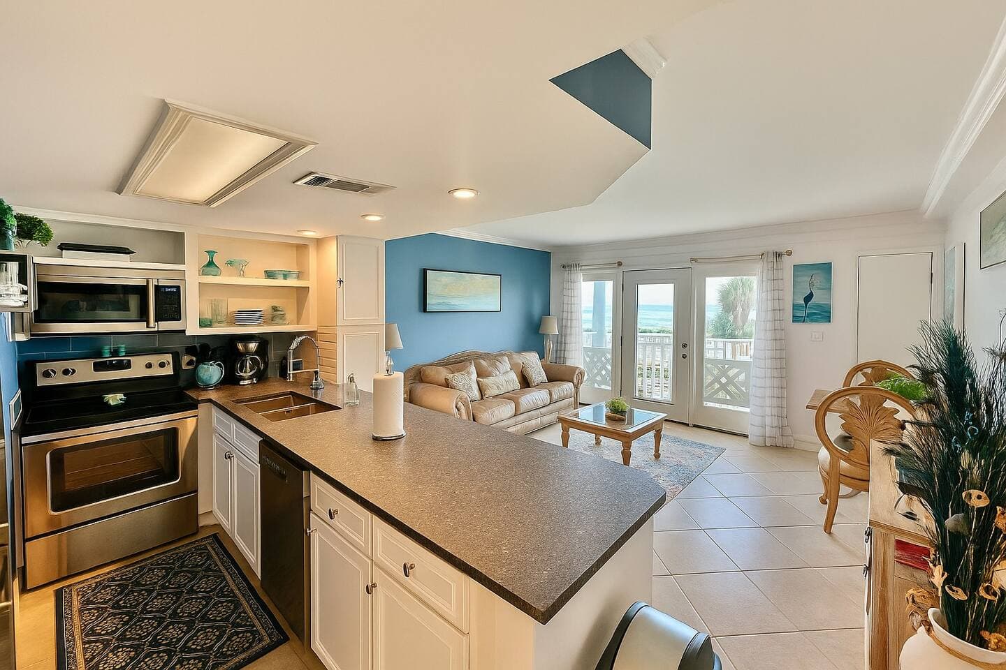 Kitchen and living room area