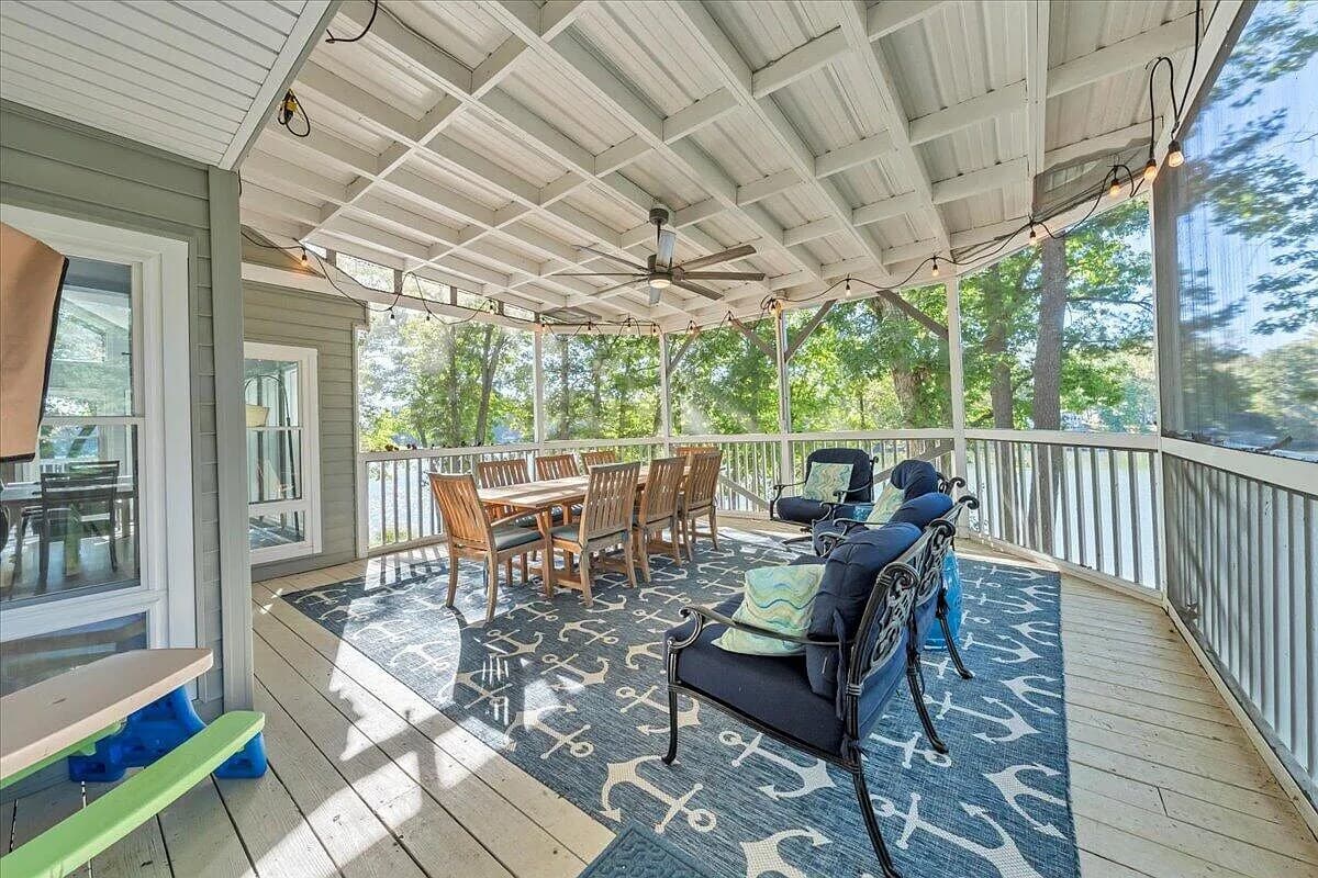 Screen porch