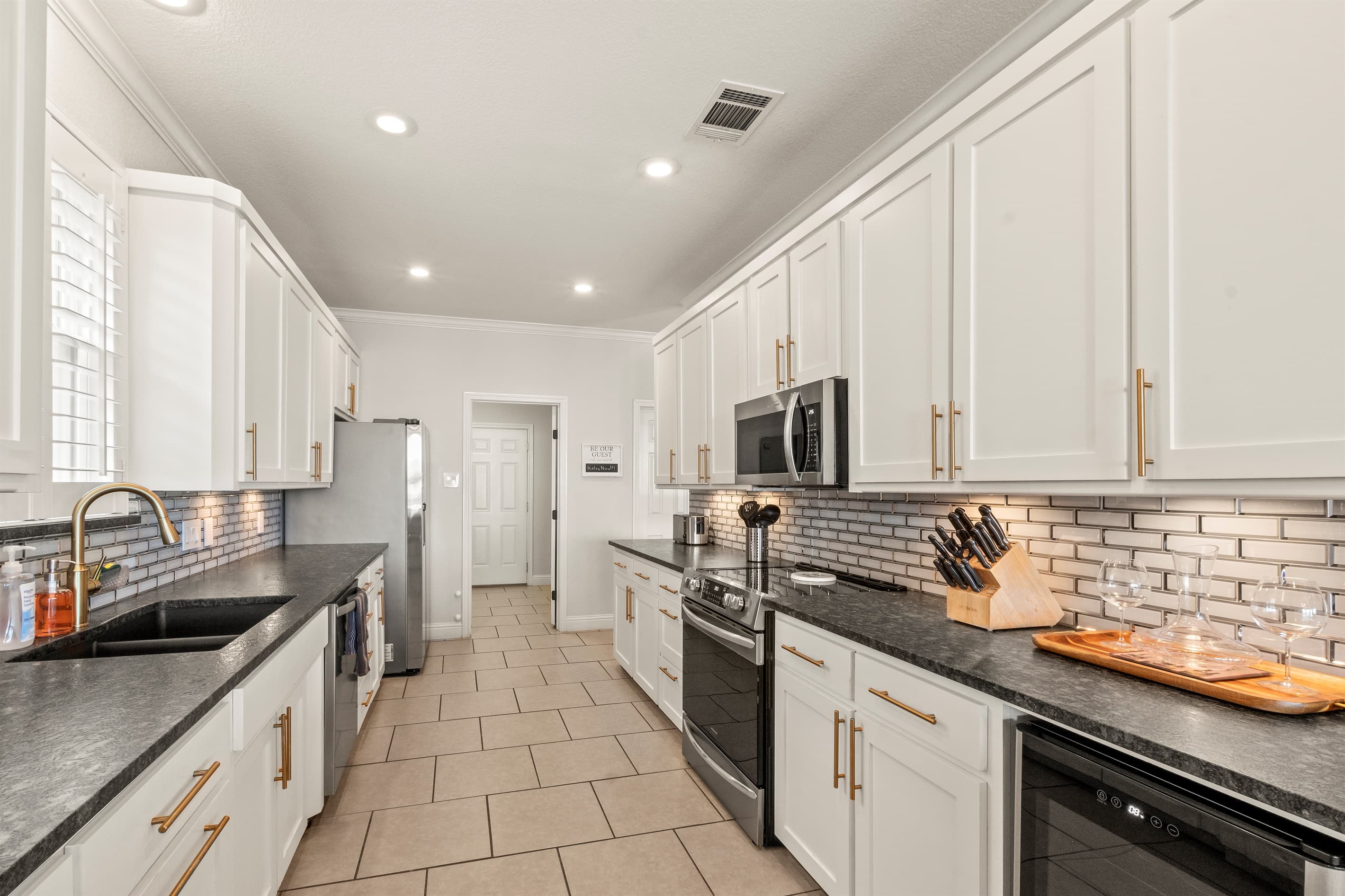 Cook in style in our modern kitchen, complete with generous counter space to bring your culinary creations to life.