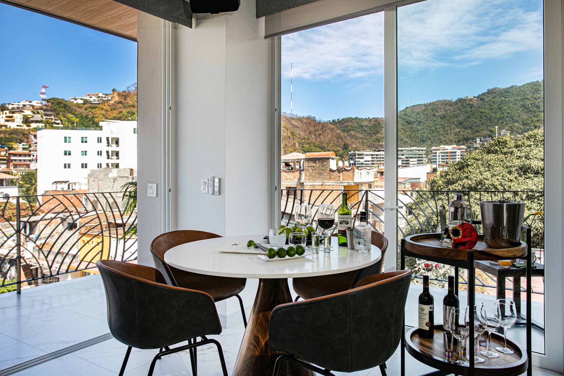 Enjoy a meal with sliding glass doors on both sides, offering stunning views and a refreshing breeze, plus a bar where you can mix your own drinks, sip a glass of wine, or enjoy a shot.