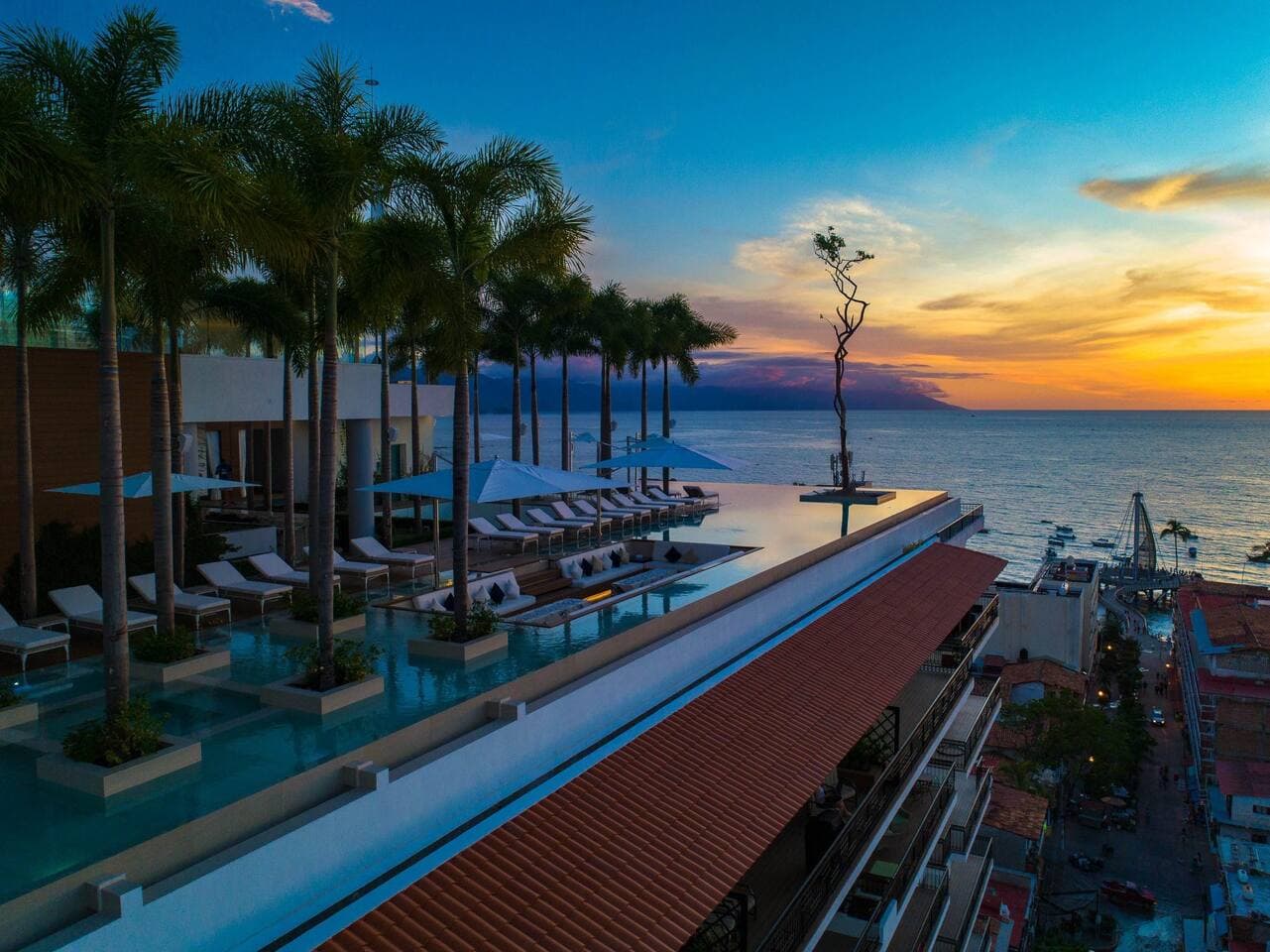 1.5 blocks from the ocean and surrounded by many restaurants!  Vacation here!!