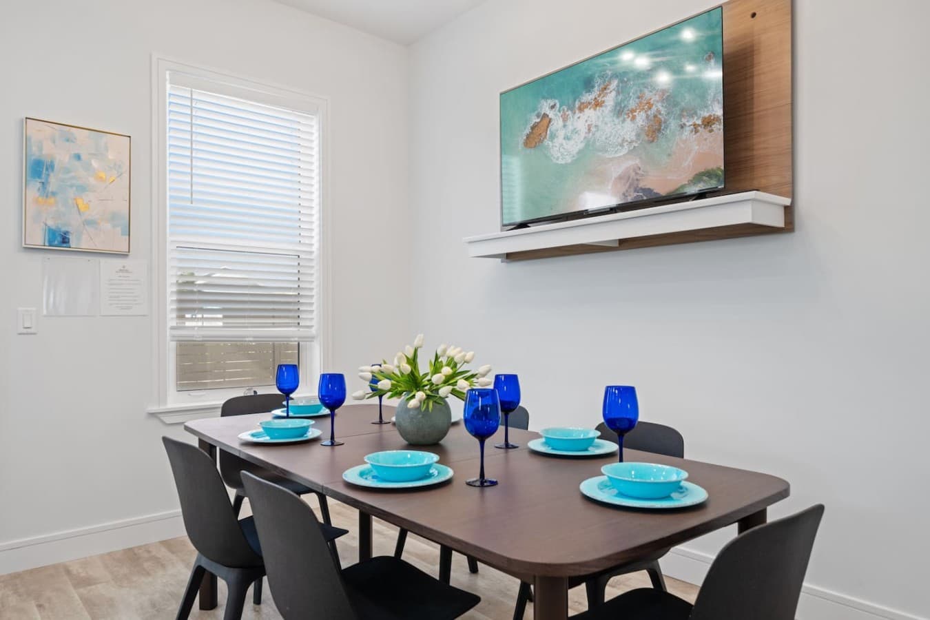 Dining table seating 6 to eat!