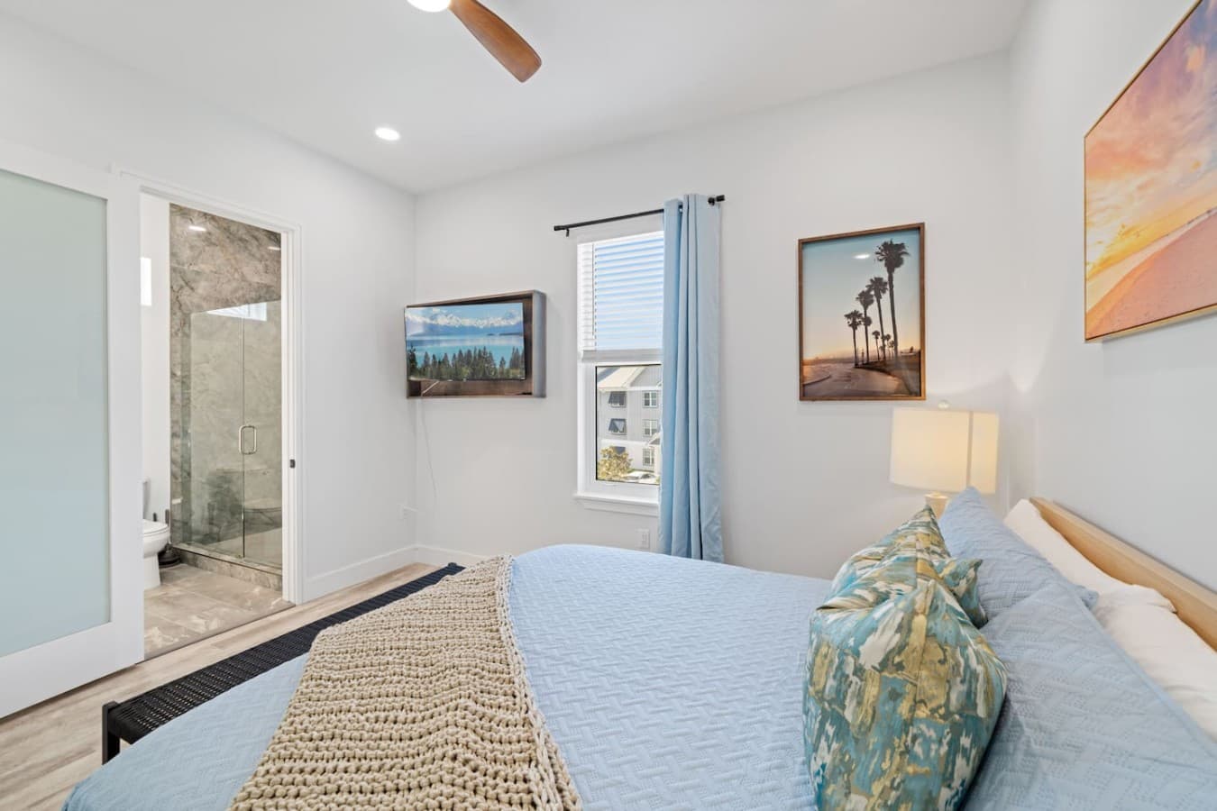 Master king bedroom with en suite bathroom